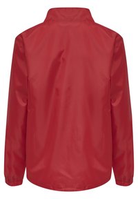 Giacca impermeabile rossa con colletto alto, maniche lunghe e polsini elasticizzati. Tessuto liscio con un colore uniforme e design svasato.