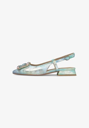 Scarpa slingback metallizzata azzurro chiaro con tacco basso a blocchetto e decorazione con fibbia gioiello sul davanti.