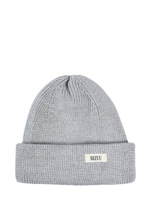 Jasnoszara dziana czapka typu beanie z podwiniętym mankietem, z małą, prostokątną, białą metką z nazwą marki Bizuu z przodu.