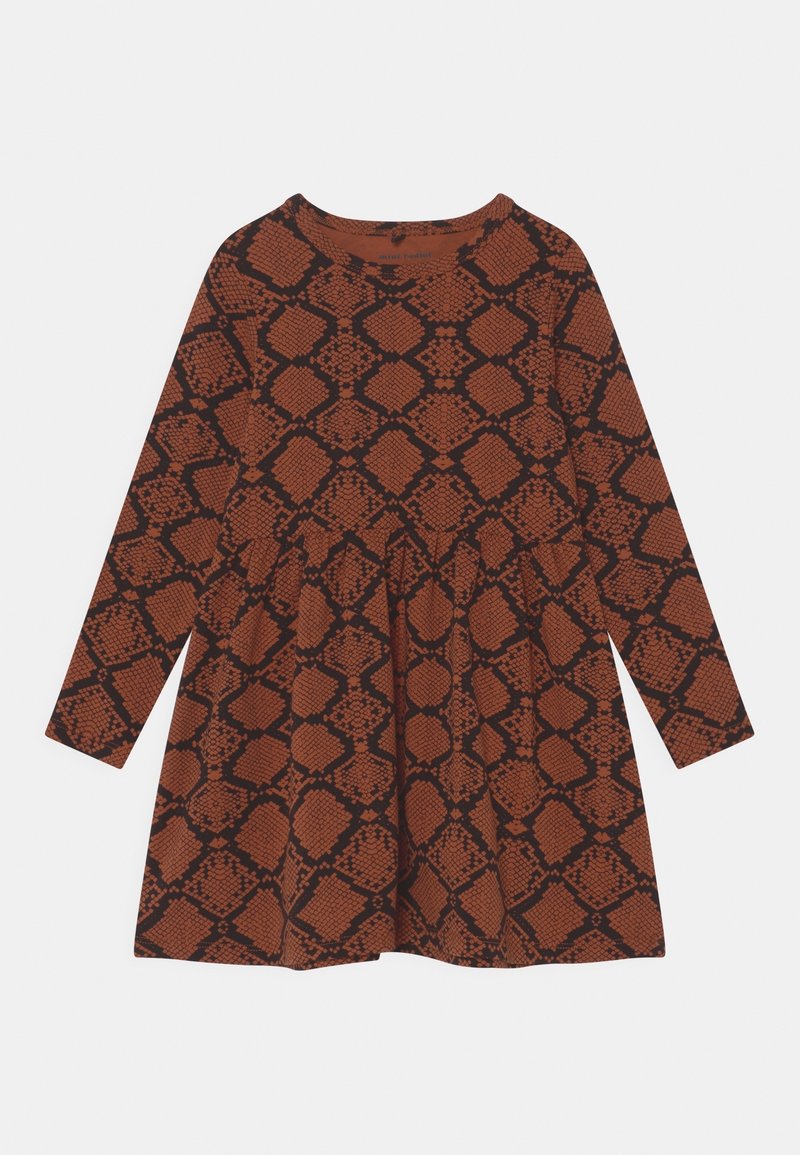 Robe marron à manches longues avec motif peau de serpent noire et encolure ronde, dotée d'une taille froncée et d'une jupe évasée.