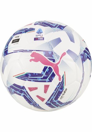Palla da calcio Puma Match, bianca con motivi geometrici blu e rosa. Presenta il marchio di qualità FIFA e il logo della Serie A. Superficie liscia e strutturata.