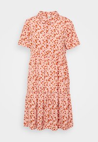 Rosa blommig klänning med korta ärmar, krage och lager-på-lager volanger i nederkant. Har ett mönster av små orange blommor på en strukturerad tyg.