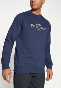 Peak Performance ORIGINAL CREW-BLACK-OFFWHITE - Sudadera - blue shadow/offwhite