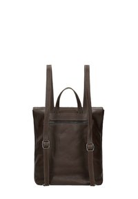 Bruine leren rugzak met textuurafwerking, verstelbare schouderbanden, handvat aan de bovenkant en een ritsvak aan de voorkant. Rechthoekige vorm met strakke lijnen.