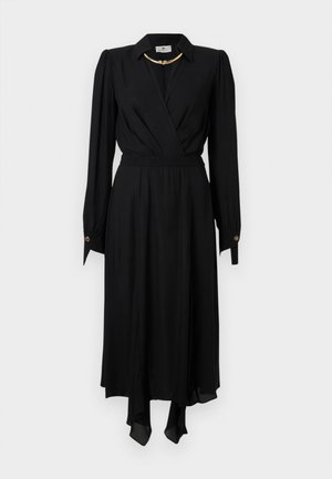 Mustas mähkimisjärg dress, millel on pikad varrukad, krae ja kuldsed detailid. Valmistatud siledast kangast, millel on voolav allserv ja kohandatud lõige.