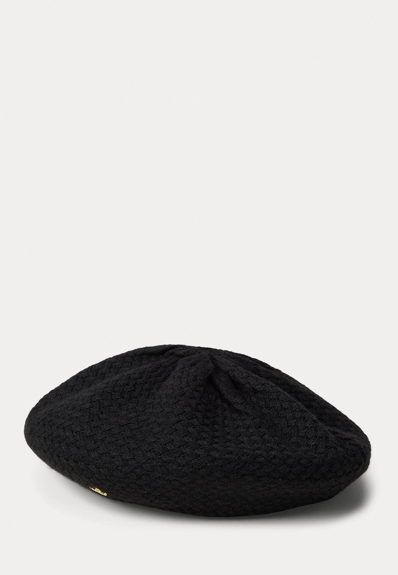 Melns adīts berets ar teksturētu rakstu, apaļu formu un mazu zelta akcentu sānos. Mīksts, elastīgs materiāls.