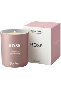 Duftkerze in einem rosa matten Glasbehälter mit einem weißen Etikett, auf dem "ROSE" steht. Begleitet von einer passenden Schachtel. Größe: 220g.