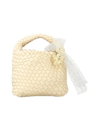 Sac à main tissé crème avec une poignée courte, décoré de perles translucides et d'un nœud en ruban de dentelle blanche sur un côté.