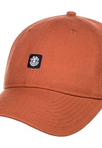 Gorra de tela naranja con visera curva, que presenta un parche de logo en blanco y negro en la parte frontal. Superficie texturizada con detalles de costura.