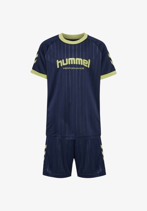 Granatowy strój sportowy wykonany z gładkiej tkaniny, z pionowymi paskami, limonkowozielonymi akcentami oraz logo "hummel" na koszulce.
