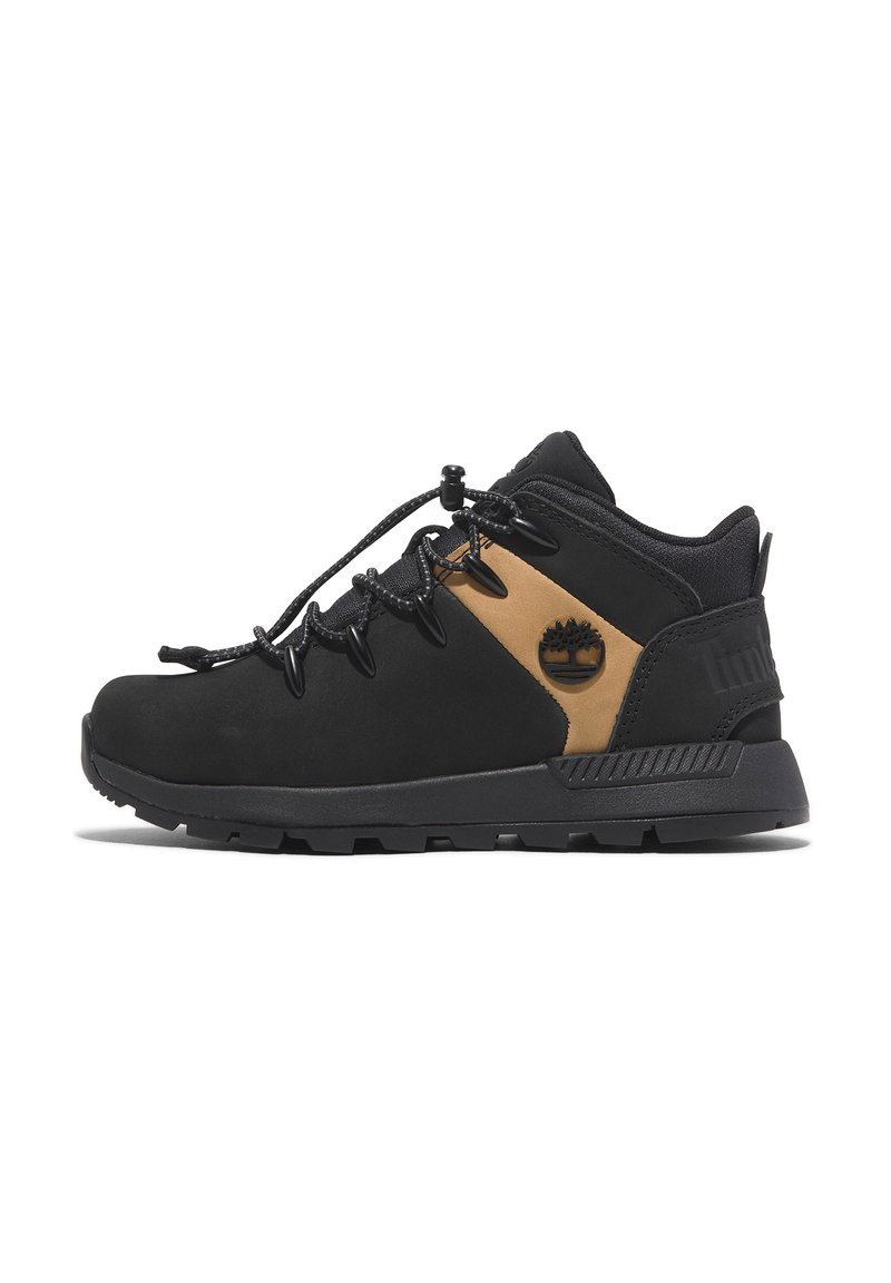 Chaussures de randonnée noires avec un accent beige, dotées d'une semelle robuste, d'un tissu durable, d'un système de laçage, et d'un logo sur le panneau latéral.