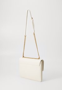 Borsa a spalla in pelle bianca con pattina pieghevole, caratterizzata da una tracolla in catena dorata e una finitura testurizzata. Forma semplice e rettangolare.