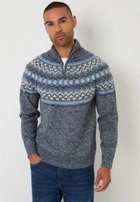 Maglione lavorato a maglia con zip a un quarto di colore blu scuro, decorato con un motivo fair isle nei toni del blu chiaro, bianco e grigio sulla spalla; tessuto testurizzato e polsini a costine.