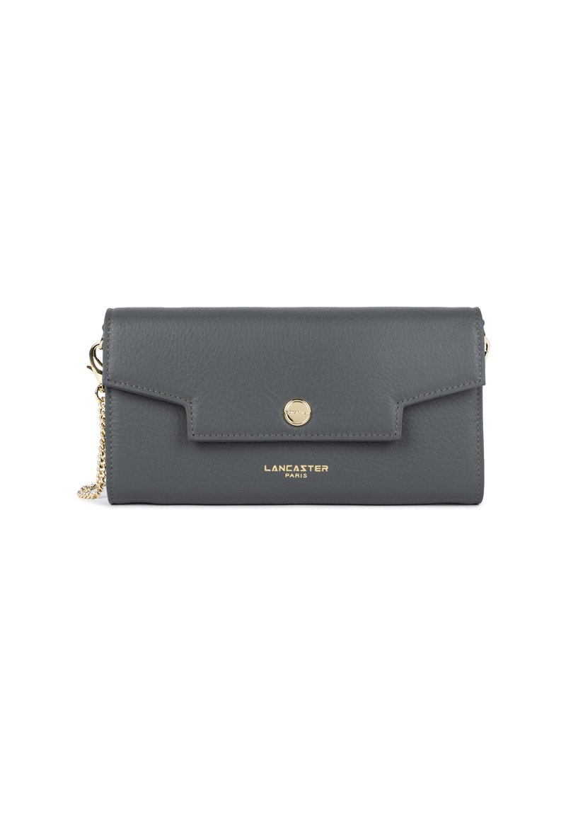 Clutch in pelle grigia scura con chiusura a pulsante dorato, tracolla in catena dorata e logo "Lancaster Paris" al centro davanti.