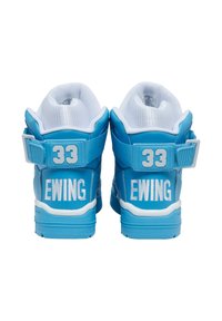 Des baskets montantes bleues avec des accents blancs, dotées d'un cuir texturé, d'un col rembourré, d'une sangle Velcro et d'un logo brodé "33" et "EWING" sur le talon.