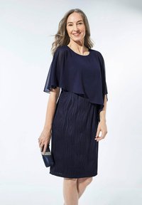 Marineblaue Kleid mit einem fließenden, transparenten Oberteil, geripptem Textur-Körper und knielangem Schnitt. Enthält eine passende Clutch.