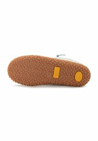 Rubberen buitenzool met een gestructureerd patroon, voorzien van een logo en een circulaire accent. Lichte kleur met contrasterende oranje en bruine details.
