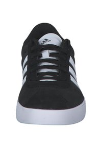 Baskets en cuir suede noir avec un design à trois rayures blanches, à bout rond et semelle plate en caoutchouc blanc. Lacets et col rembourré pour le confort.