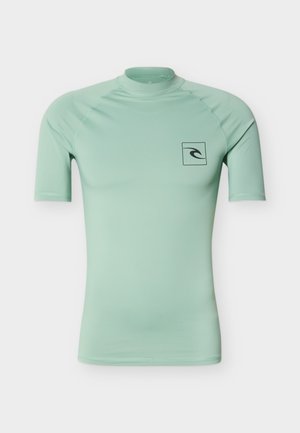 Šviesiai žalia trumpomis rankovėmis apsauginė marškinėliai su apvaliuku kaklu ir mažu juodu bangos logotipu kvadrato formos kairėje krūtinės pusėje.