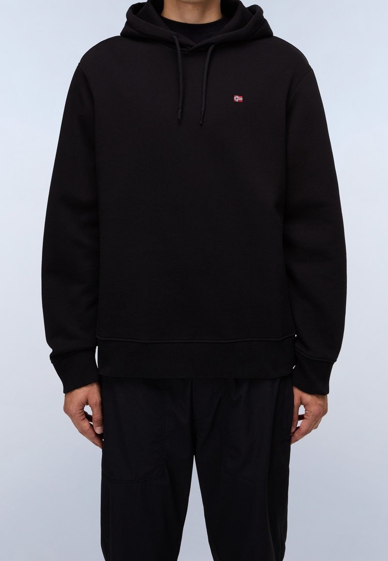 Felpa nera con cappuccio in misto cotone, con tasca a marsupio frontale, cappuccio con coulisse e piccolo logo rosso e bianco sul petto.