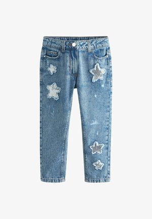 Jasnoniebieskie dżinsy o dopasowanym kroju, z pięcioma aplikacjami w formie srebrnych gwiazdek oraz przetarciami. Prosty krój nogawki.
