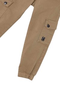 Maglietta a maniche lunghe in tessuto strutturato, con una tasca applicata sul braccio sinistro con bottone e una piccola etichetta del marchio.