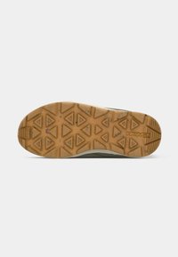 Semelle de chaussure en caoutchouc marron avec un motif de semelle géométrique en triangles et le nom de marque "VIKING" embossé dans la zone du talon.