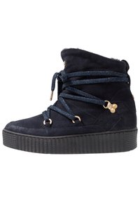 Námořnické semišové vysoké boty se plyšovou podšívkou, kovově zlatými akcenty a třpytivými modrými tkaničkami. Texturovaná černá platforma.