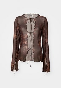 Haut marron transparent à manches longues avec un bord à volants, un décolleté en V profond avec une fermeture à nouer, et un motif légèrement irrégulier sur toute la surface.