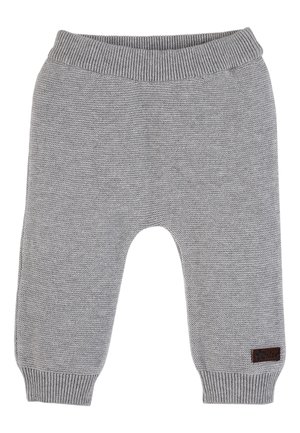 Weiche graue gestrickte Babyhosen mit geripptem Bund und Bündchen, versehen mit einem kleinen braunen Etikett am unteren rechten Bein.