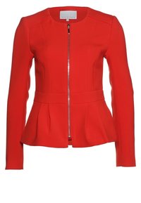 Veste rouge pour femmes avec des manches longues, fermeture éclair à l'avant, taille cintrée et légère basque au niveau de l'ourlet.