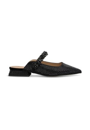 Scarpa slingback nera con punta appuntita, con tomaia testurizzata, cinturino decorato e tacco a blocco. Presenta un motivo intrecciato e una fodera interna liscia.