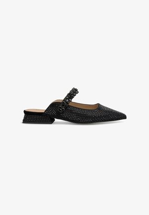 Schwarze Slingback-Schuhe mit spitz zulaufenden Zehen, strukturiertem Obermaterial, verzierten Riemen und Blockabsatz. Mit geflochtenem Muster und glatter Innenausstattung.