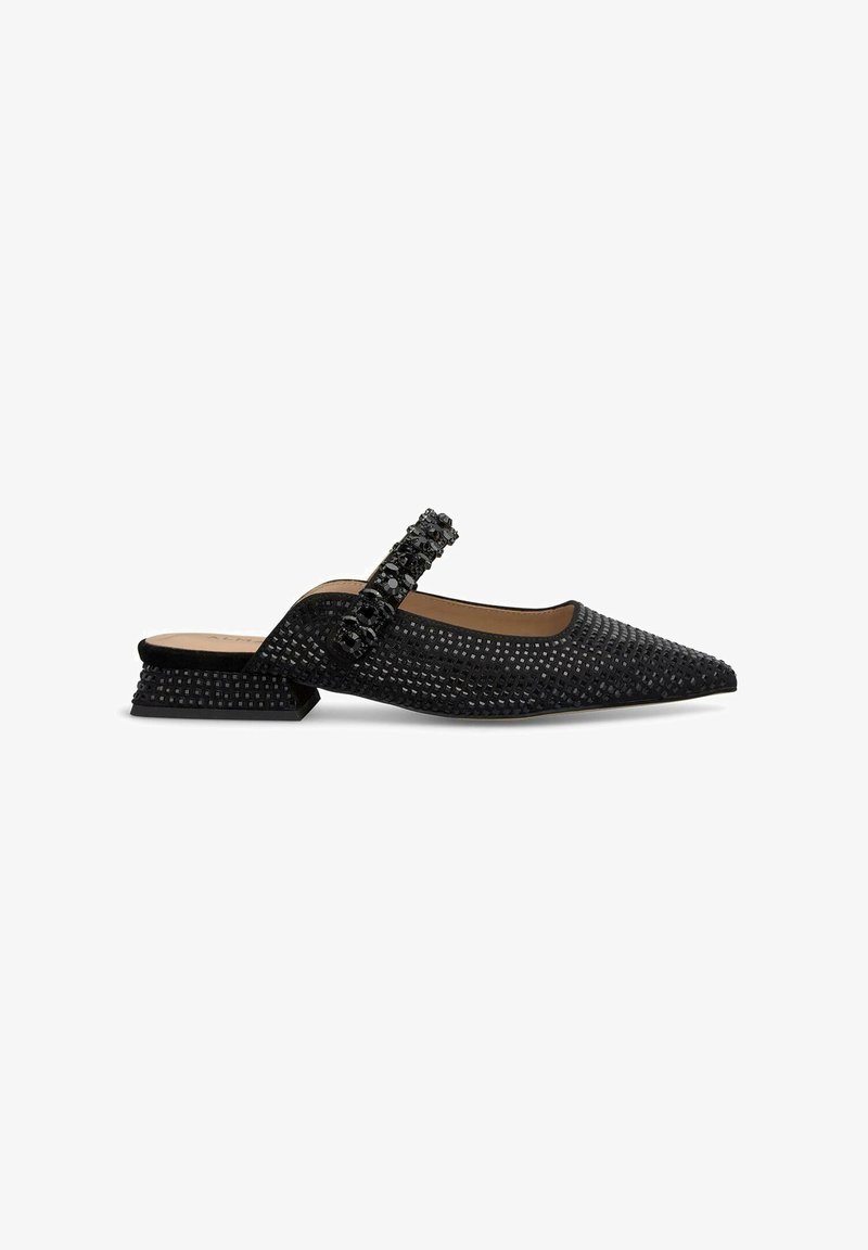 Zwarte slingback schoen met puntige neus, met een gestructureerde bovenkant, versierde band en blokhak. Kenmerkt een geweven patroon en een gladde binnenvoering.