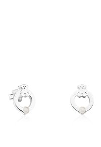 Pendientes de plata con forma de un motivo circular de oso, que presentan una perla blanca en el centro. Textura suave con acabado pulido.