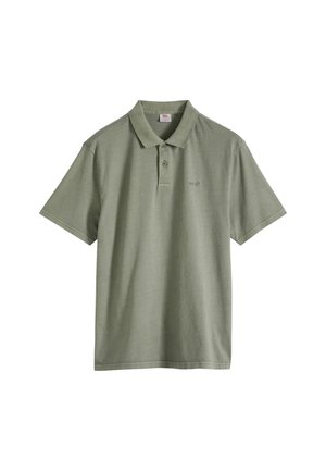 Olivinvihreä lyhythihainen poolopaita puuvillasta. Siinä on klassinen kaulus, kolmen napin nappilista ja hillitty logo vasemmalla rinnalla.