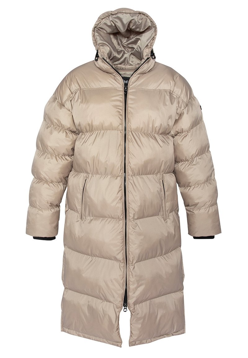 Manteau rembourré beige avec une fermeture éclair à l'avant, une grande capuche et des manches longues. Caractéristiques de matelassage horizontal et poches latérales. Tissu lisse et brillant.