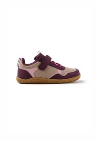 Scarpe sportive in beige e viola, con tomaia in rete testurizzata, una fascia in Velcro, accenti rosa e una suola in gomma con un motivo antiscivolo.
