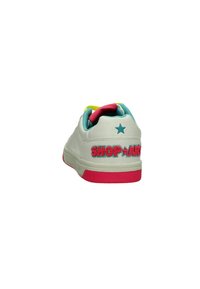 Sneaker bianco con accenti turchesi, suola rosa e design ricamato in rosa con la scritta "SHOP". Presenta un logo a stella sul tallone.