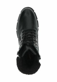Czarne skórzane botki za kostkę z teksturowaną powierzchnią, metalowymi oczkami, czarnymi sznurowadłami oraz wyściółką z futra dla dodatkowego ciepła i komfortu.