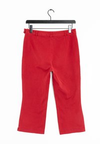 Pantalon en coton rouge à coupe droite, avec passants de ceinture et poches avant. Le tissu a une texture lisse et une apparence légèrement structurée.