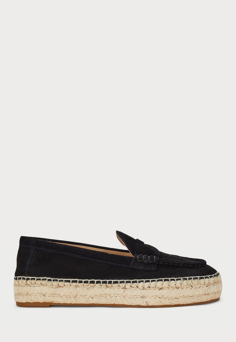 Mocassin en daim noir avec semelle plateforme épaisse en jute tissée et couture style mocassin sur fond neutre.