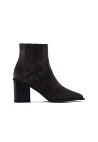 Bottine noire en suède avec un bout pointu, des panneaux latéraux structurés et un talon bloc épais. Texture lisse, design simple et sans embellissements.