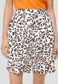Białe szorty z czarnym, pomarańczowym, beżowym i niebieskim wzorem w panterkę. Elastyczny pas, kieszenie boczne, teksturowana tkanina, długość do kolan.