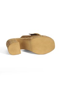 Brauner Absatzschuh mit einer strukturierten, korkähnlichen Plattform und solidem Boden. Verfügt über eine runde, offene Silhouette und ein dekoratives Element im oberen Bereich.