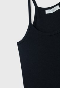 Débardeur noir à côtes avec des fines bretelles et un décolleté arrondi, présentant un tissu texturé et une étiquette d'entretien visible au niveau de la couture.