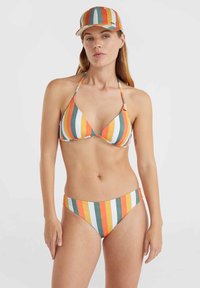 Randig bikini i orange, grön och vit med halterneck-design. Åtföljd av en matchande keps med liknande ränder och en skärm.