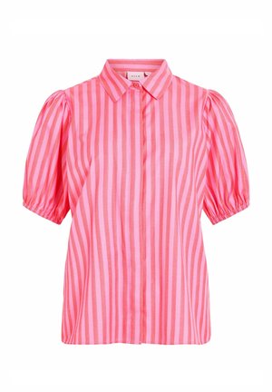 Blouse rayée verticale rose et rouge à manches courtes avec manches bouffantes et fermeture à boutons devant avec col classique.