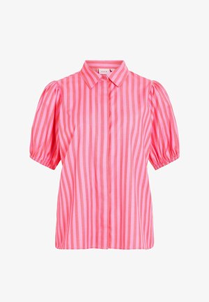 Blouse rayée verticale rose et rouge à manches courtes avec manches bouffantes et fermeture à boutons devant avec col classique.