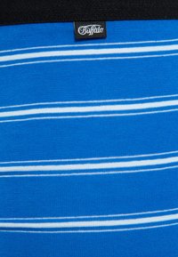 Blau gestreifter Stoff mit weißen horizontalen Linien. Das Material ist weich und hat eine glatte Textur. Schwarzer Bund mit einem "Buffalo"-Label.